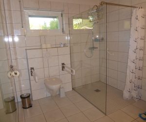 Toelette mit Armstützen